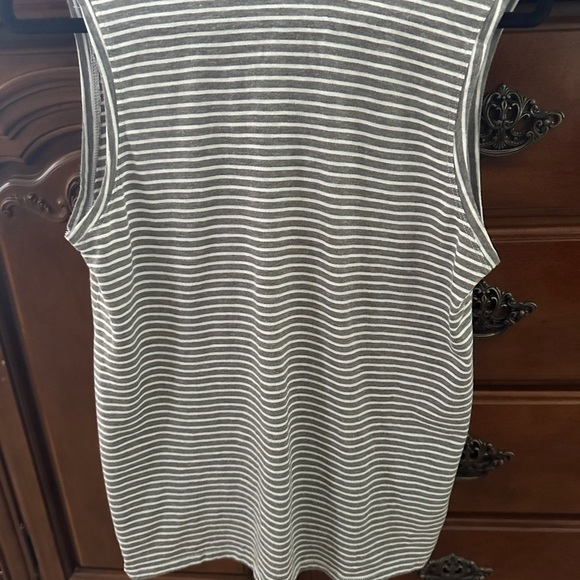Striped Gray Sleeveless Top - Picture 4 of 6